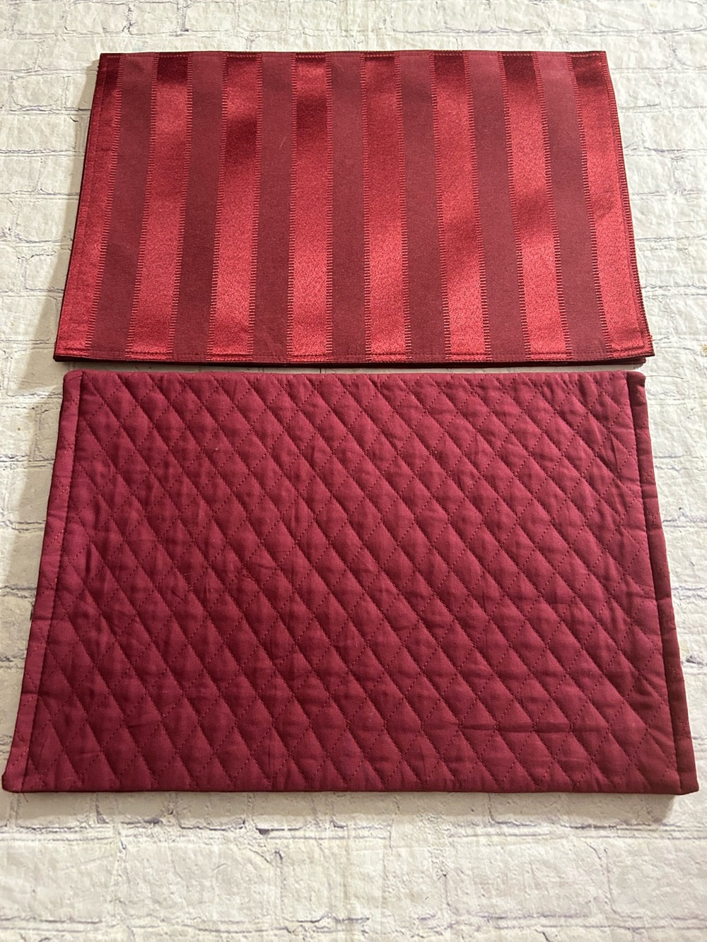 BURGUNDY COLOR (2) FABRIC STRIPED AND (2) QUILTED PLACEMATS